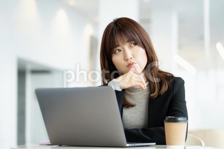 オフィスで考えごとをするビジネスウーマン 女性,ビジネス,ビジネスウーマンの写真素材