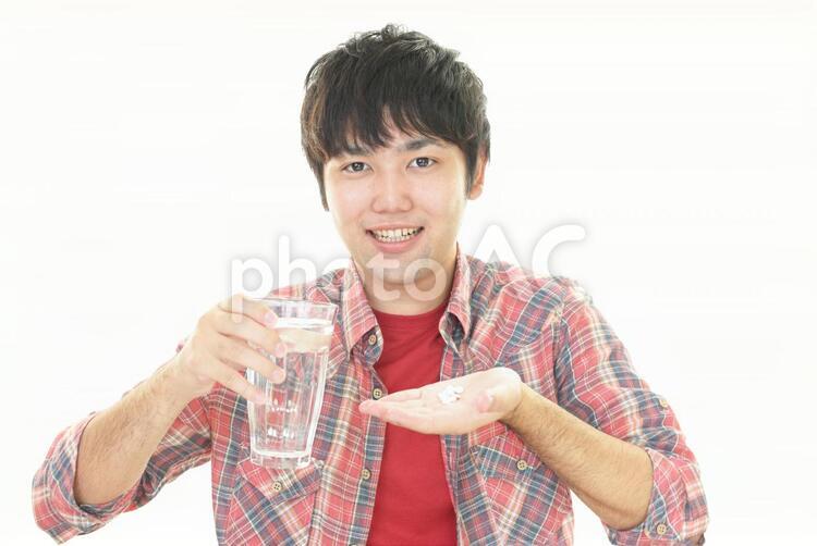 サプリメントを飲む男性 男性,男,薬の写真素材