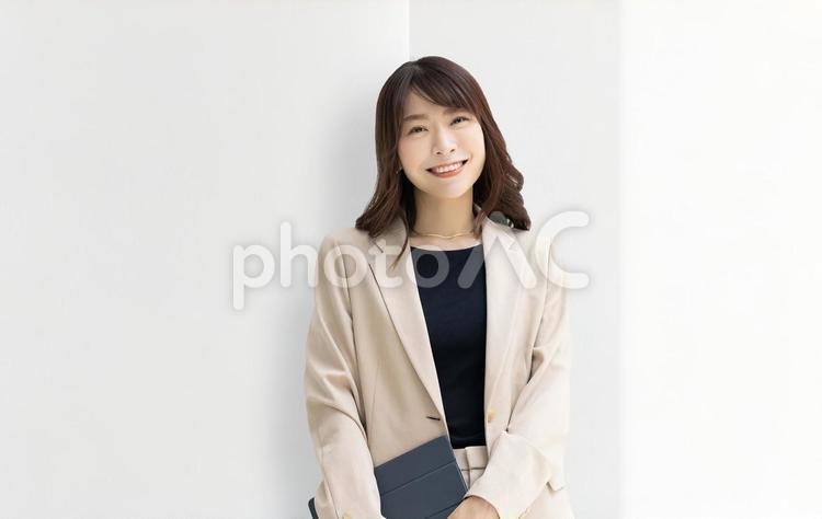 タブレットを持つ笑顔のビジネスウーマン 女性,ビジネス,ビジネスウーマンの写真素材
