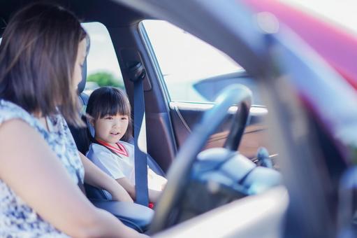 お母さんと車に乗る小さな女の子 幼稚園,かわいい,笑顔の写真素材