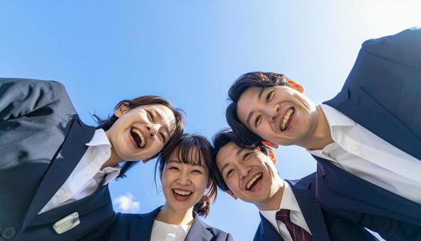 笑顔で元気いっぱいの若いビジネスマン 笑顔で元気いっぱいの若いビジネスマンの写真