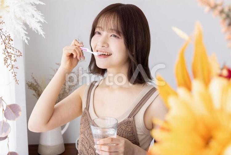 歯磨きをする女性 女性,ライフスタイル,歯磨きの写真素材