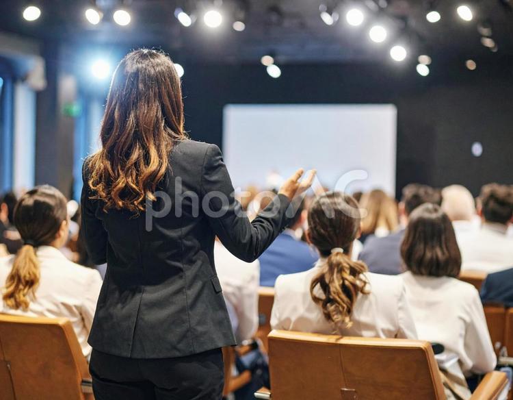 セミナー講師の女性 セミナー,会議,講師の写真素材