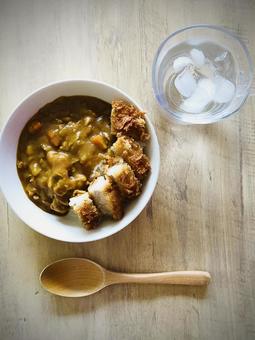 手作りカツカレーと冷たいお水 手作りカツカレーと冷たいお水 カツカレー,カレーライス,トンカツの写真素材