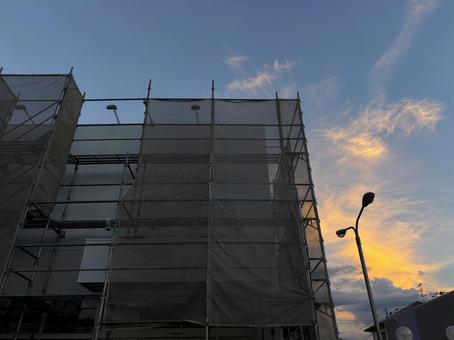 夕暮れの足場の組んだ建物 夕暮れの足場の組んだ建物の写真