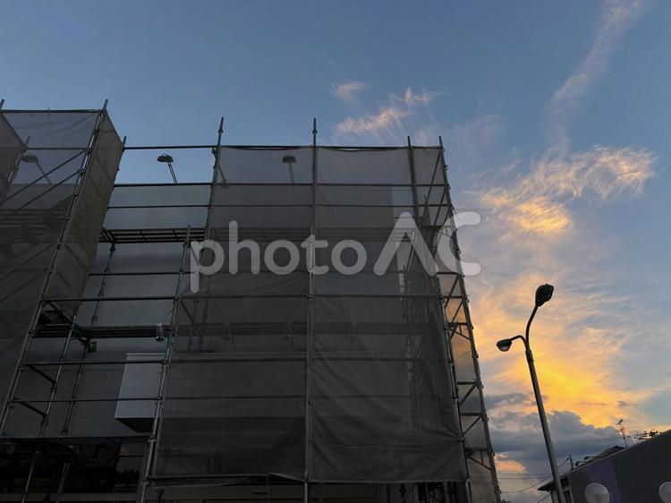 夕暮れの足場の組んだ建物 夕暮れ,建物,足場の写真素材