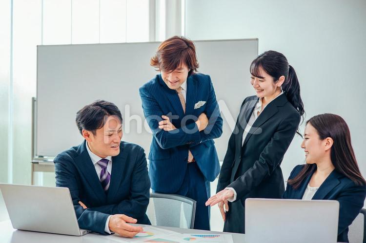 会議で上司にアドバイスをしてもらう男女 会議,アドバイス,上司の写真素材
