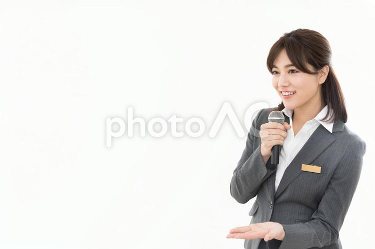 若い女性　会議　講演会　マイク　説明 女性,人物,マイクの写真素材