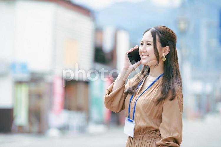 服装自由な会社でスマホを使うビジネスウーマン・会社員 スマホ,スマートフォン,電話の写真素材