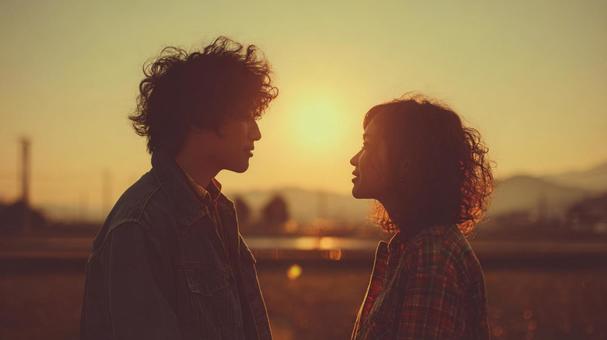 黄昏に染まるふたりの写真