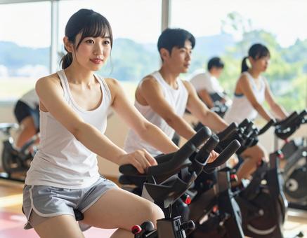 エアロバイクに乗る女性の写真