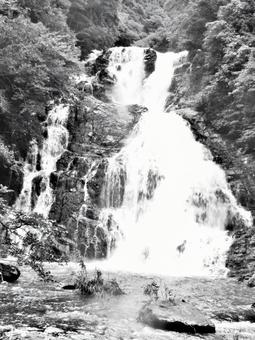島根県-岩瀧寺の滝-白黒 島根県-岩瀧寺の滝-白黒の写真