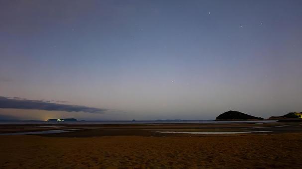 星影に染まる暁の浜辺 星影に染まる暁の浜辺の写真