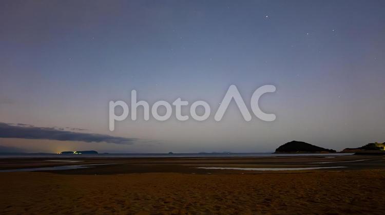 星影に染まる暁の浜辺 朝焼け,砂浜,星空の写真素材