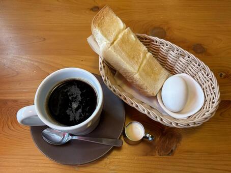ある日の朝食 02 トースト,厚切り,ゆで卵の写真素材