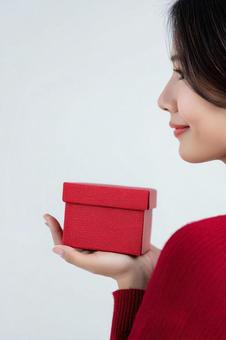 プレゼントを持つ女性 クリスマス プレゼントを持つ女性 クリスマスの写真