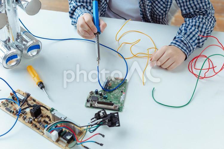 電子工作をする男の子の手元 男の子,小学生,1人の写真素材
