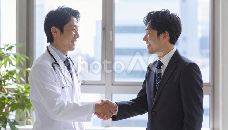 握手するビジネスパーソンと医者 握手,ビジネス,笑顔の写真素材