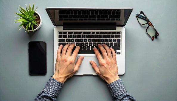 デスクワーク パソコンに両手で入力する手 デスクワーク パソコンに両手で入力する手の写真