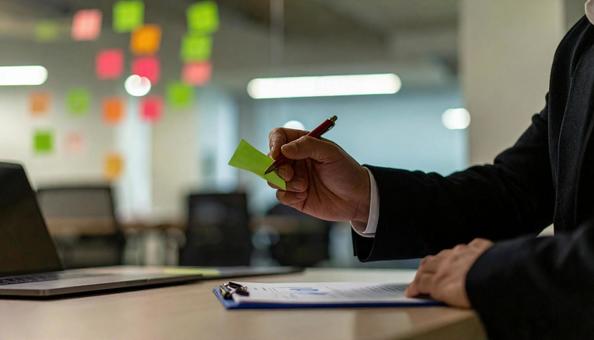 企画提案の為のブレストをする男性の写真