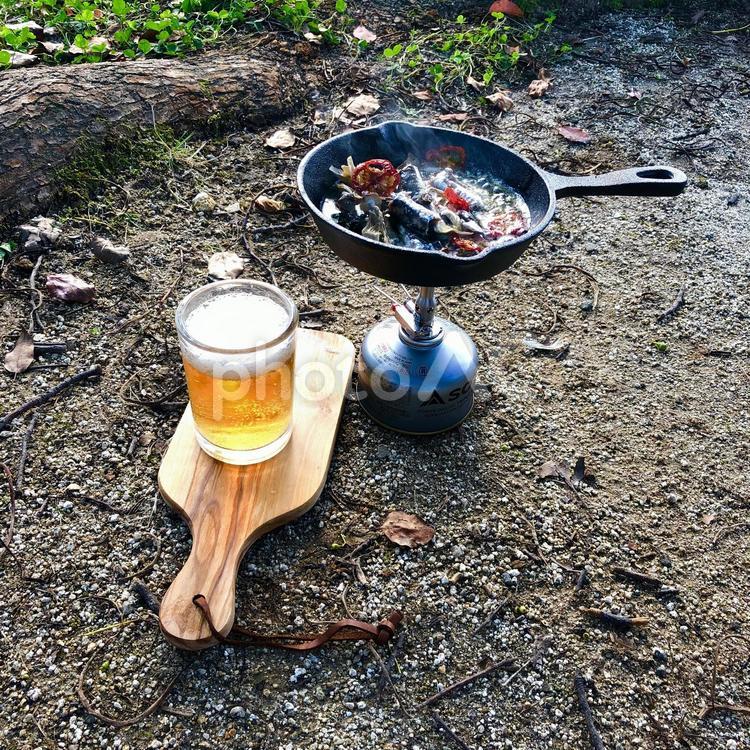 キャンプ飯とビール キャンプ飯,スキレット,ビールの写真素材