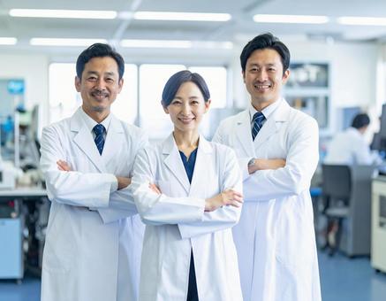 ラボで働く研究員達のイメージ ラボで働く研究員達のイメージの写真