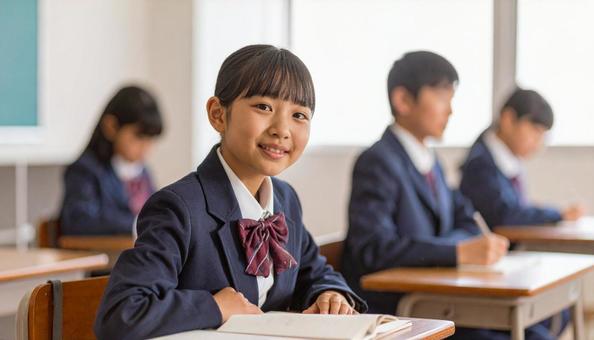 教室の机で勉強する女の子 教室の机で勉強する女の子の写真