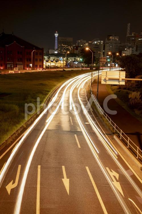 夜の街を走る車の光跡 横浜,車,自動車の写真素材