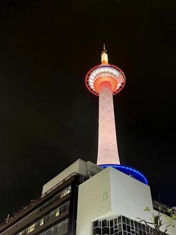 夜に見上げる京都タワー 夜に見上げる京都タワー 京都タワー,京都,夜景の写真素材