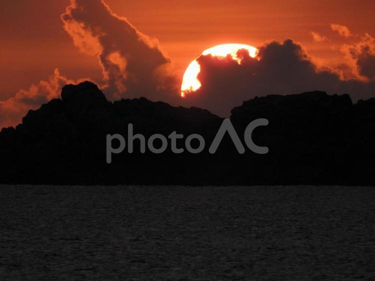 海に沈む夕日 夕日,海,雲の写真素材