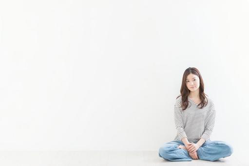 若い女性 胡坐 若い女性 胡坐 胡坐,女性,寄りかかるの写真素材