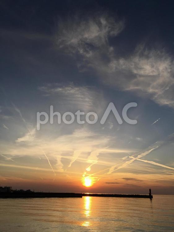 夕日と飛行機雲 夕日,飛行機雲,空の写真素材