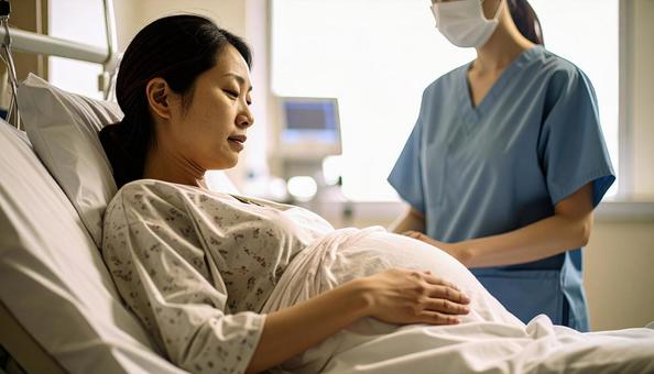 陣痛が来て痛みに耐える女性 陣痛が来て痛みに耐える女性の写真