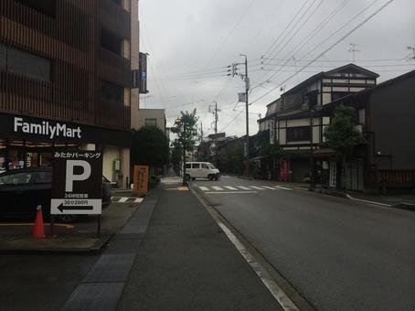 朝の雨上がりのどんより空と岐阜県道 朝の雨上がりのどんより空と岐阜県道の写真