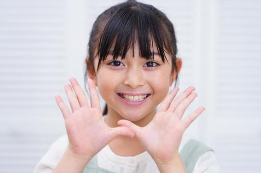 ナチュラルな服装で明るく微笑む女の子の写真