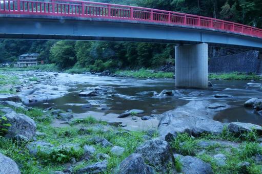 赤い橋と香嵐渓の流れ 赤い橋と香嵐渓の流れ 香嵐渓,渓流,清流の写真素材