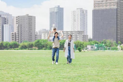 肩車しながら散歩する親子 肩車しながら散歩する親子 人物,家族,女性の写真素材