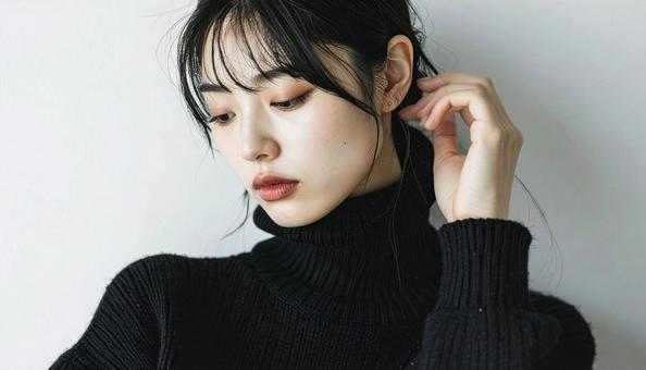 黒タートルネックの女性が下を向く表情 黒タートルネックの女性が下を向く表情の写真