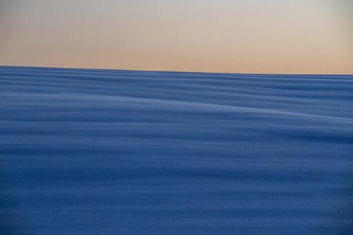 波打つ雪原が描く陰影の造形美 雪原,冬,雪の写真素材
