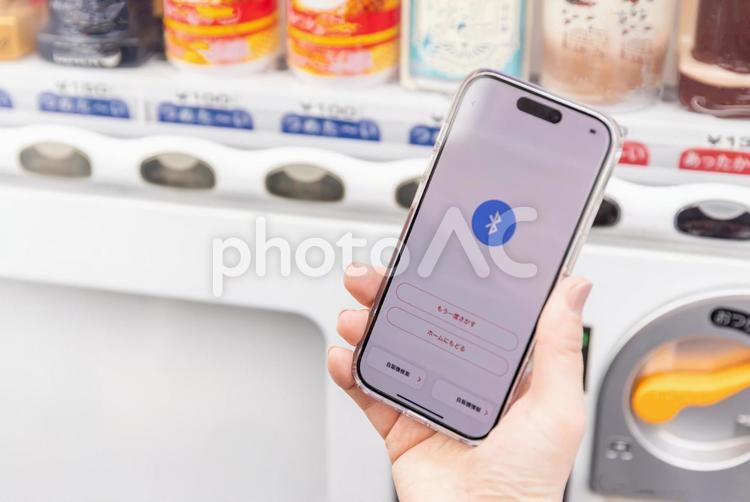 自販機の支払いを電子決済する手元 自動販売機,自販機,電子決済の写真素材