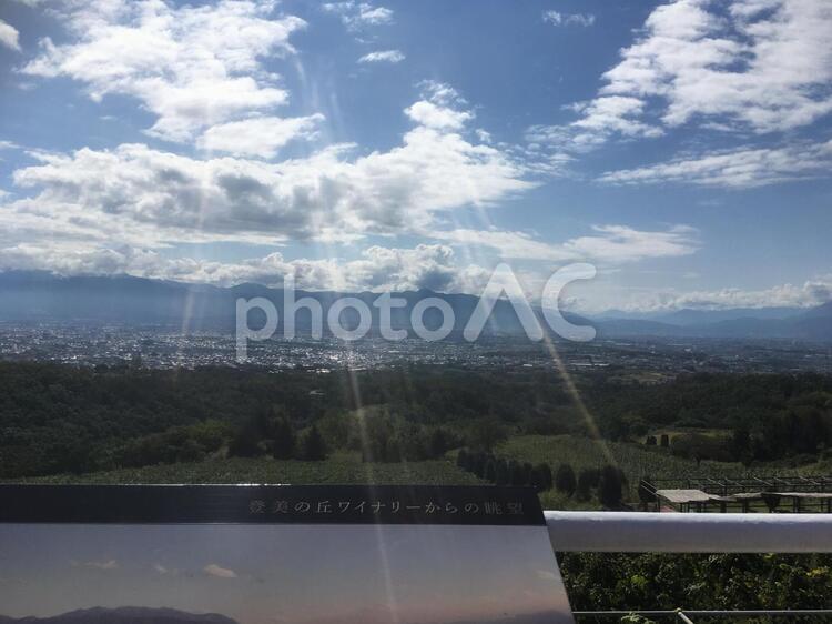 登美の丘ワイナリーからの景色 青空 暴風,水域,空の写真素材