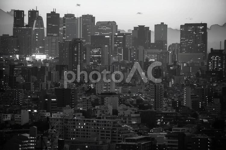 文京シビックセンターからの夕景（新宿方面）１０ オフィスビル,オフィス街,オレンジ色の写真素材