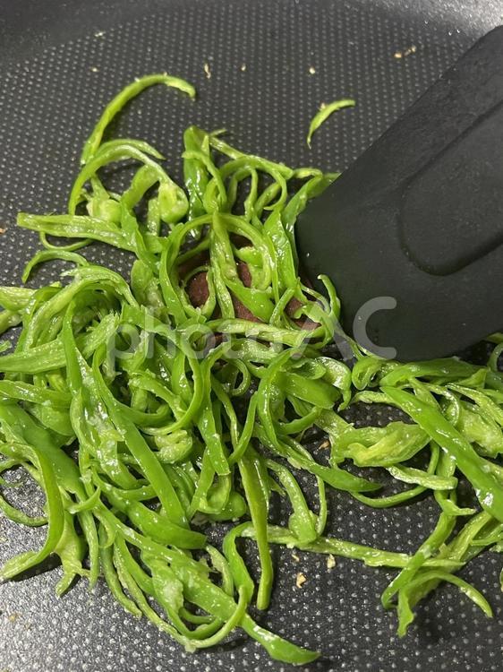 細切りピーマンを炒める ピーマン,野菜,緑黄色野菜の写真素材