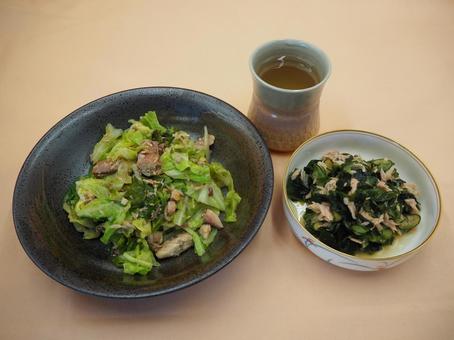 鯖とキャベツのサラダ＆ツナと胡瓜の酢の物 鯖とキャベツのサラダ,ツナときゅうりとわかめの酢の物,手作りの写真素材