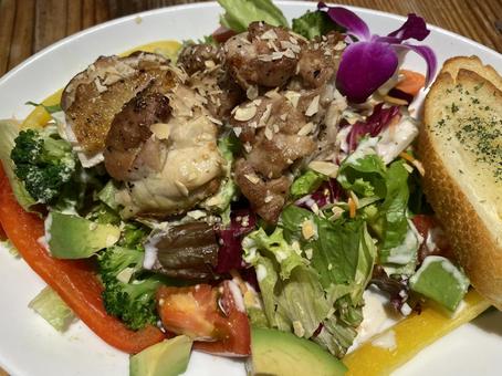 チキンサラダ チキンサラダ,もも肉,鶏肉の写真素材