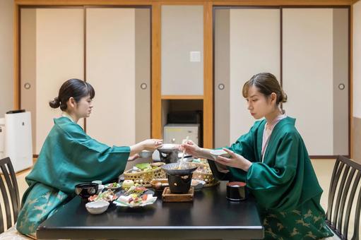 旅行　夕飯　旅館 女性,日本人,夕食の写真素材