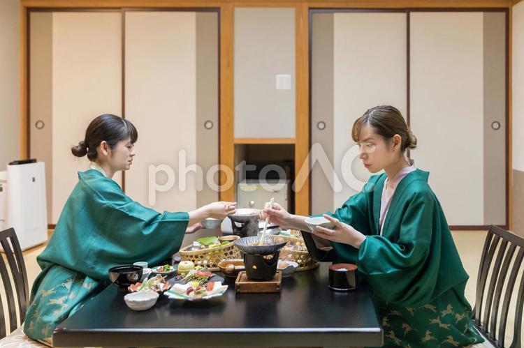 旅行　夕飯　旅館 女性,日本人,夕食の写真素材
