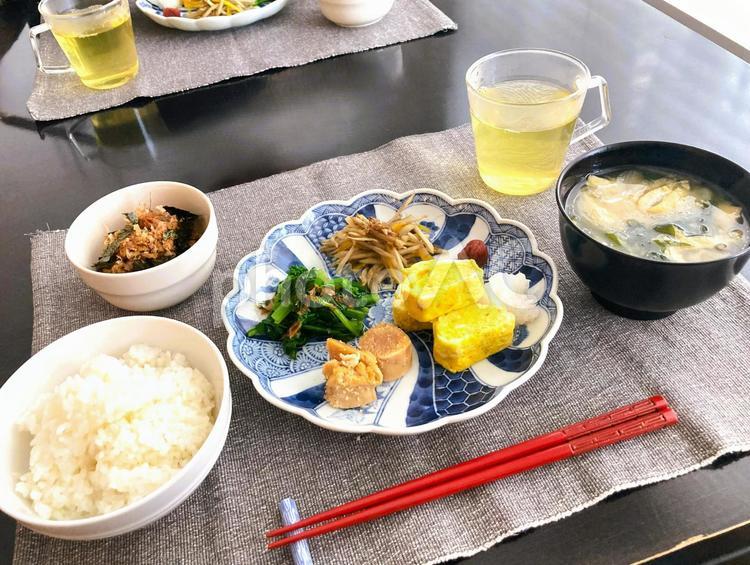 和朝食（味噌汁、納豆、卵焼、焼たらこ） 和朝食,朝ごはん,和食の写真素材
