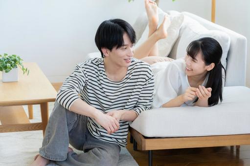 リビングでくつろぐ若いカップル リビングでくつろぐ若いカップル 夫婦,カップル,リビングの写真素材