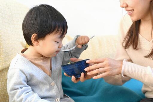 小さな子供に食育をするアジア人の母親 母親,食育,親子の写真素材
